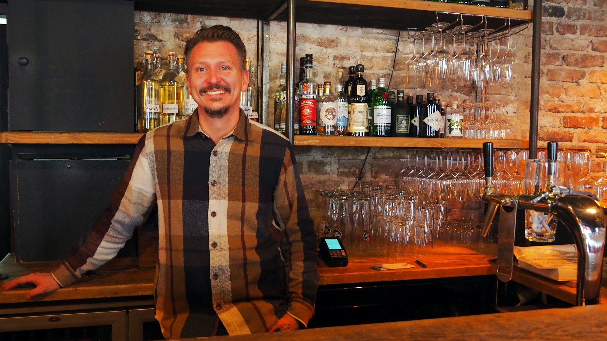 Jakob Liebner hinter dem Tresen.