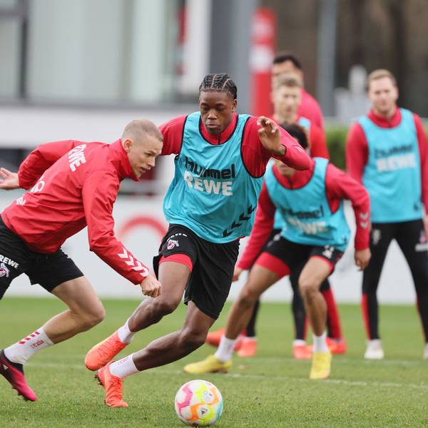 Nachwuchs-Spieler Elias-Geoffrey Bakatukanda kämpft mit Ondrej Duda um den Ball.