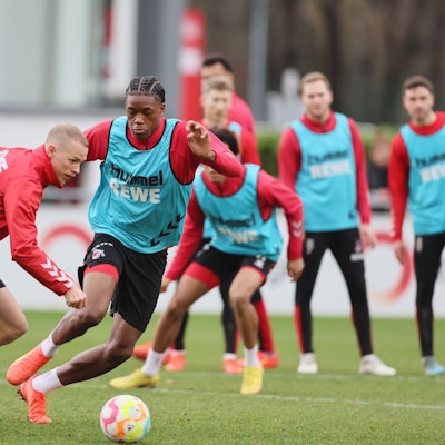 Nachwuchs-Spieler Elias-Geoffrey Bakatukanda kämpft mit Ondrej Duda um den Ball.