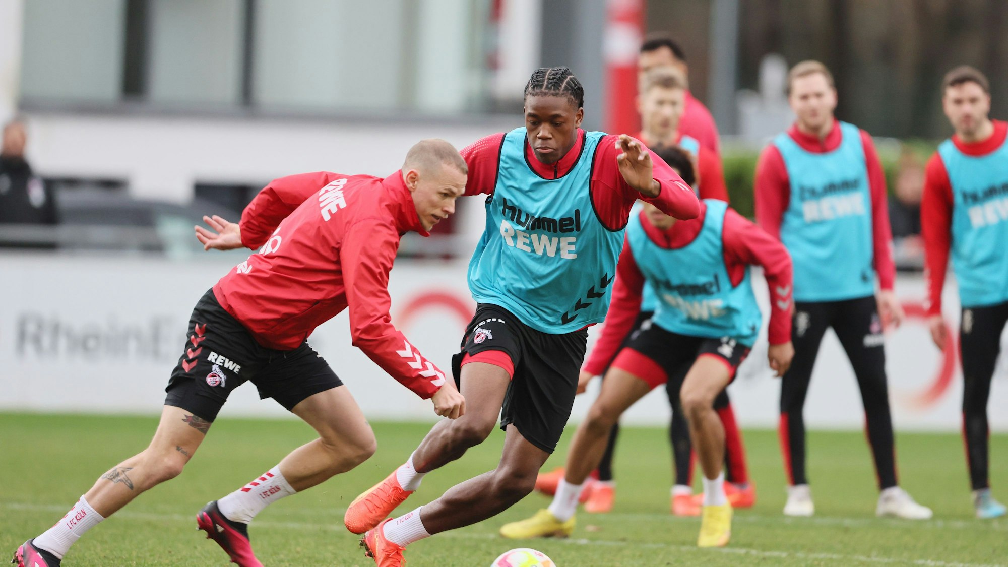 Nachwuchs-Spieler Elias-Geoffrey Bakatukanda kämpft mit Ondrej Duda um den Ball.