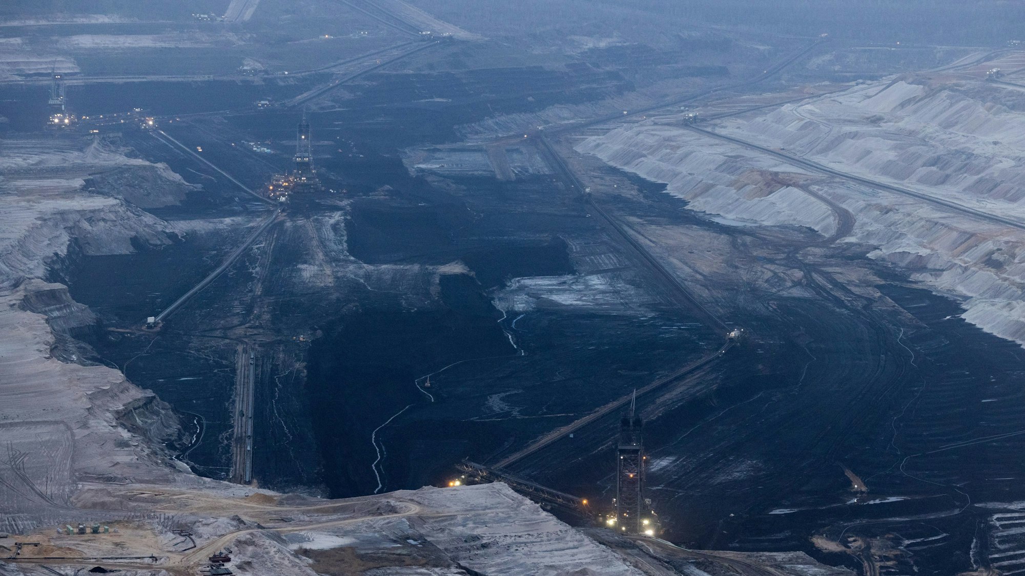 Blick in den Braunkohletagebau Hambach, wo Braunkohlebagger des Energiekonzerns RWE arbeiten. Der Tagebau Hambach ist der größte von der RWE Power AG betriebene Tagebau im Rheinischen Braunkohlerevier und die größte Braunkohlegrube Europas.