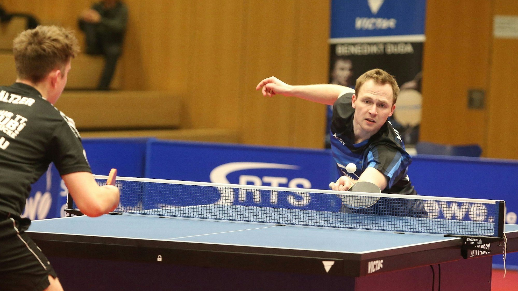 Tischtennis-Profi Benedikt Duda bei einer Spielsituation an einer Tischtennisplatte.