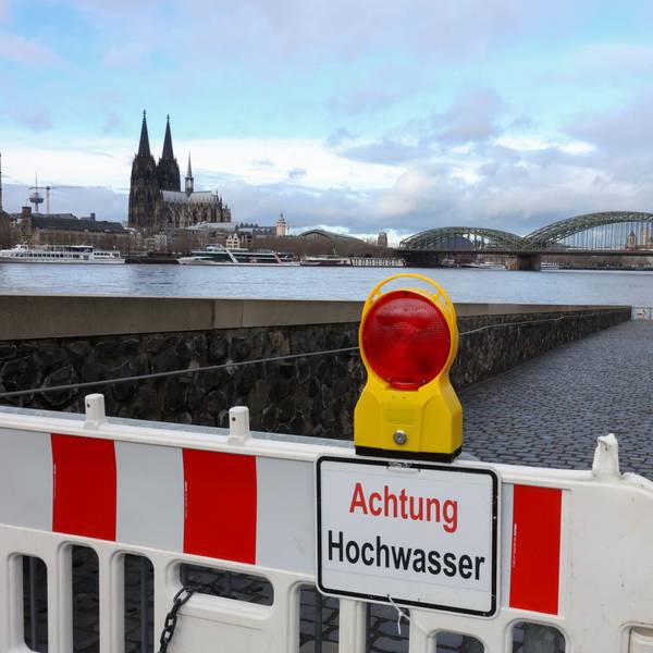 Abgesperrter Bereich am Rheinboulevard aufgrund von Hochwasser mit dem Dom im Hintergrund.