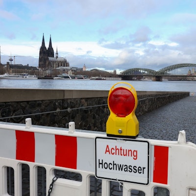 Abgesperrter Bereich am Rheinboulevard aufgrund von Hochwasser mit dem Dom im Hintergrund.