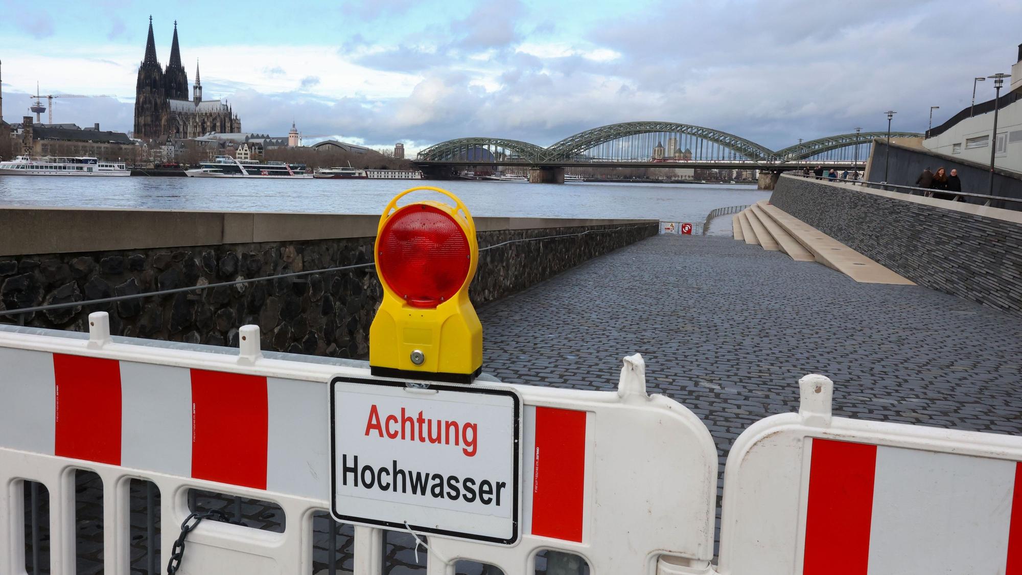 Abgesperrter Bereich am Rheinboulevard aufgrund von Hochwasser mit dem Dom im Hintergrund.