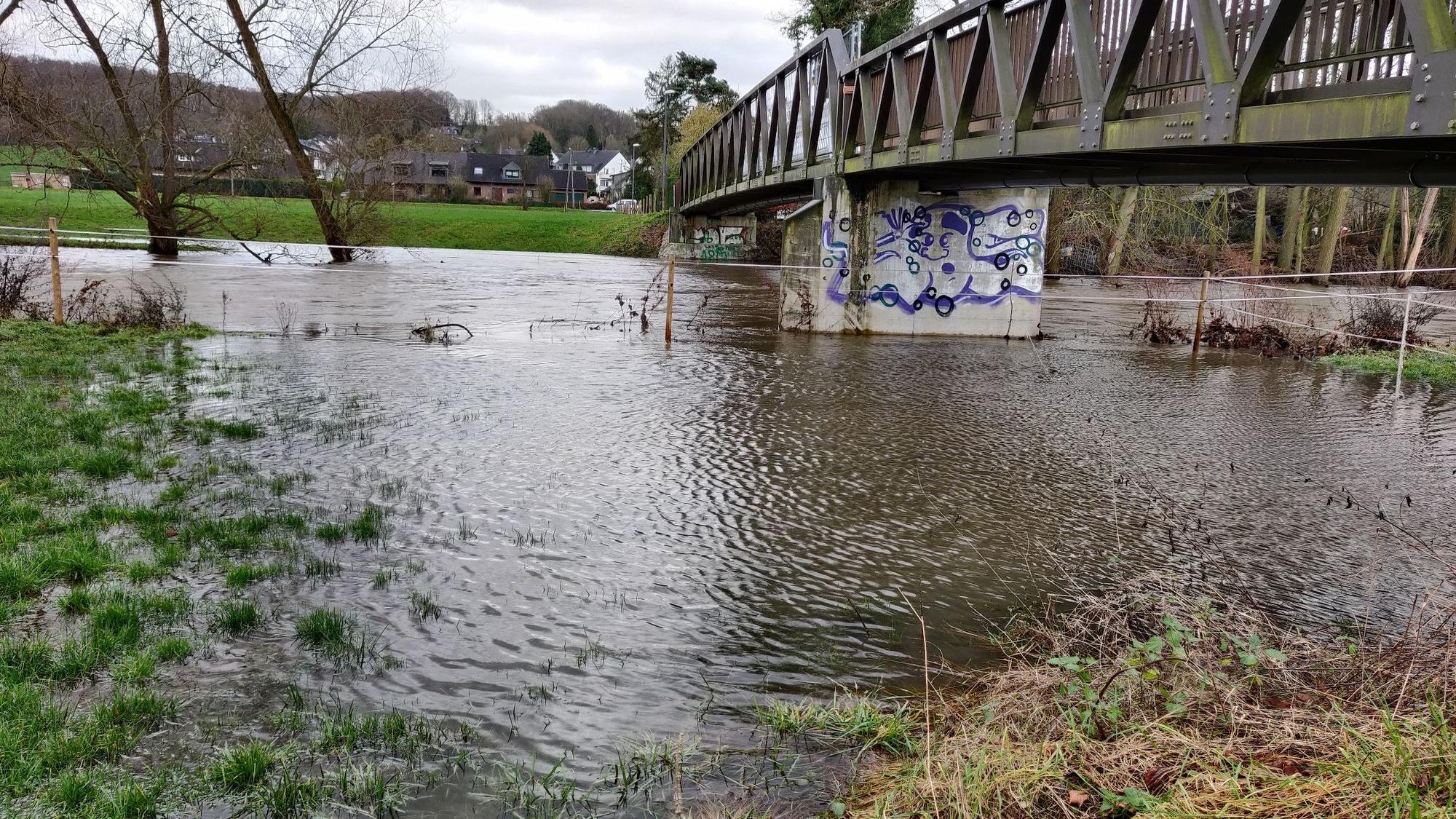 An der Juckelbrücke in Kradenpuhl ist die Wupper über die Ufer getreten.