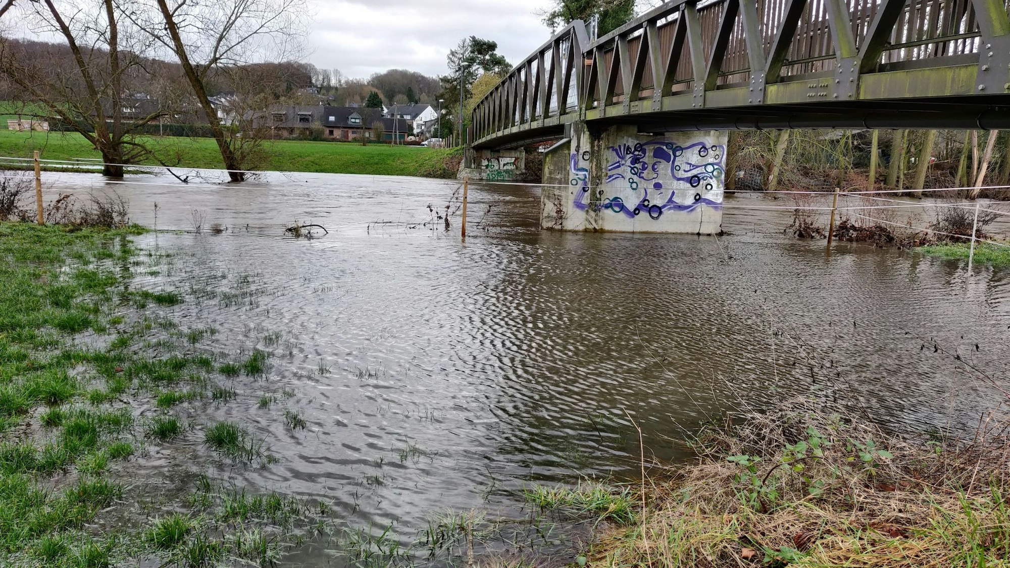 An der Juckelbrücke in Kradenpuhl ist die Wupper über die Ufer getreten.