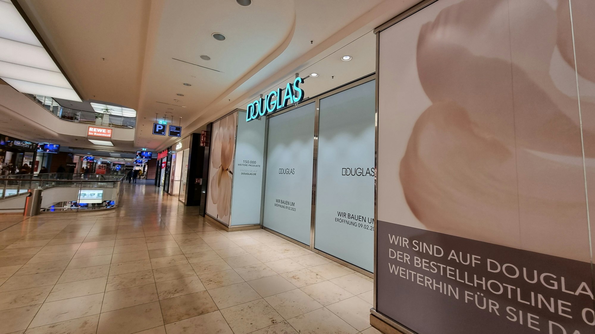 Blick auf die geschlossene Douglas-Filiale im Einkaufszentrum Rathaus-Galerie.