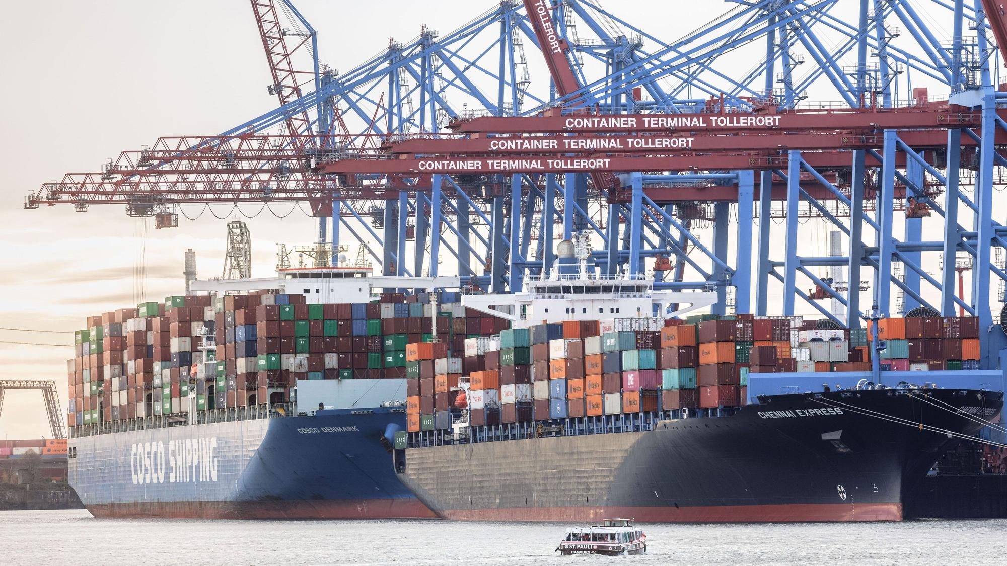 Containerschiffe liegen im Hamburger Hafen am Terminal Tollerort.