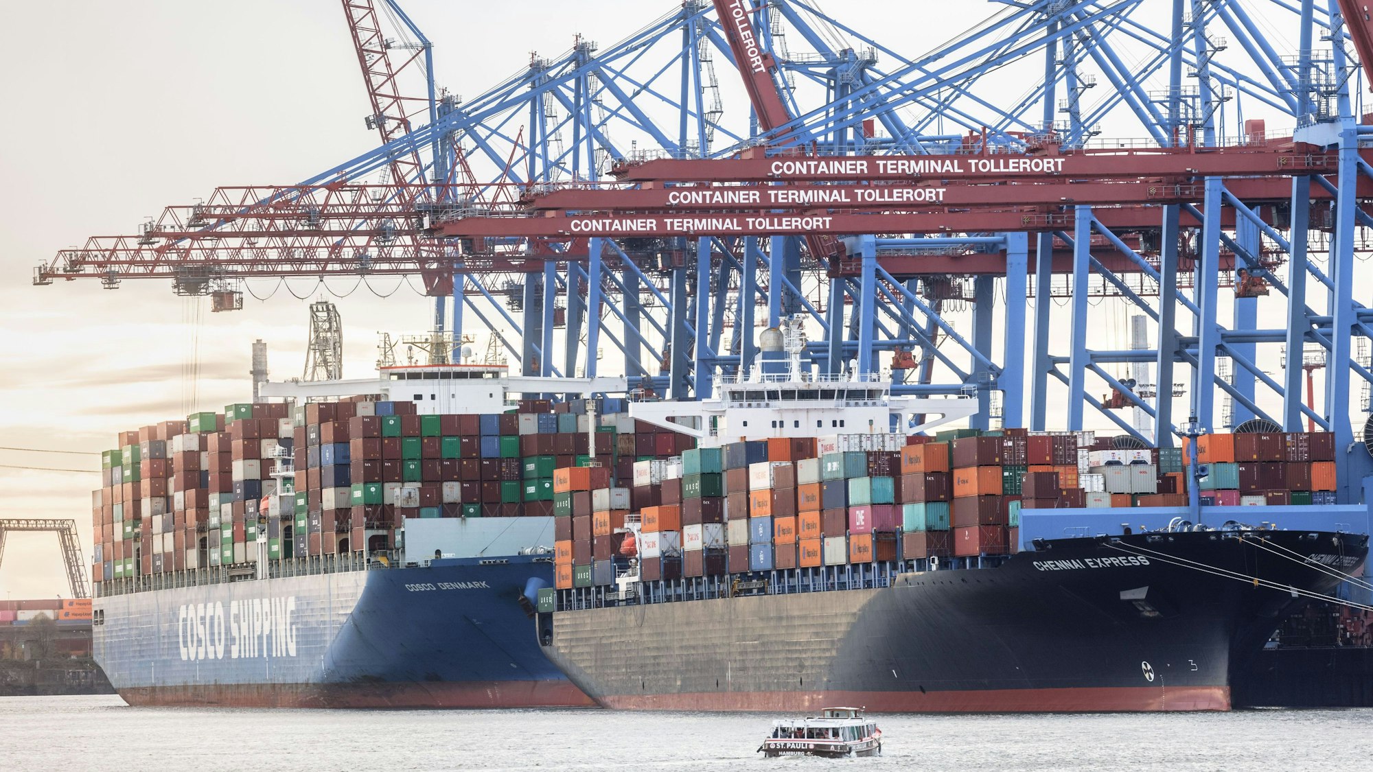 Containerschiffe liegen im Hamburger Hafen am Terminal Tollerort.