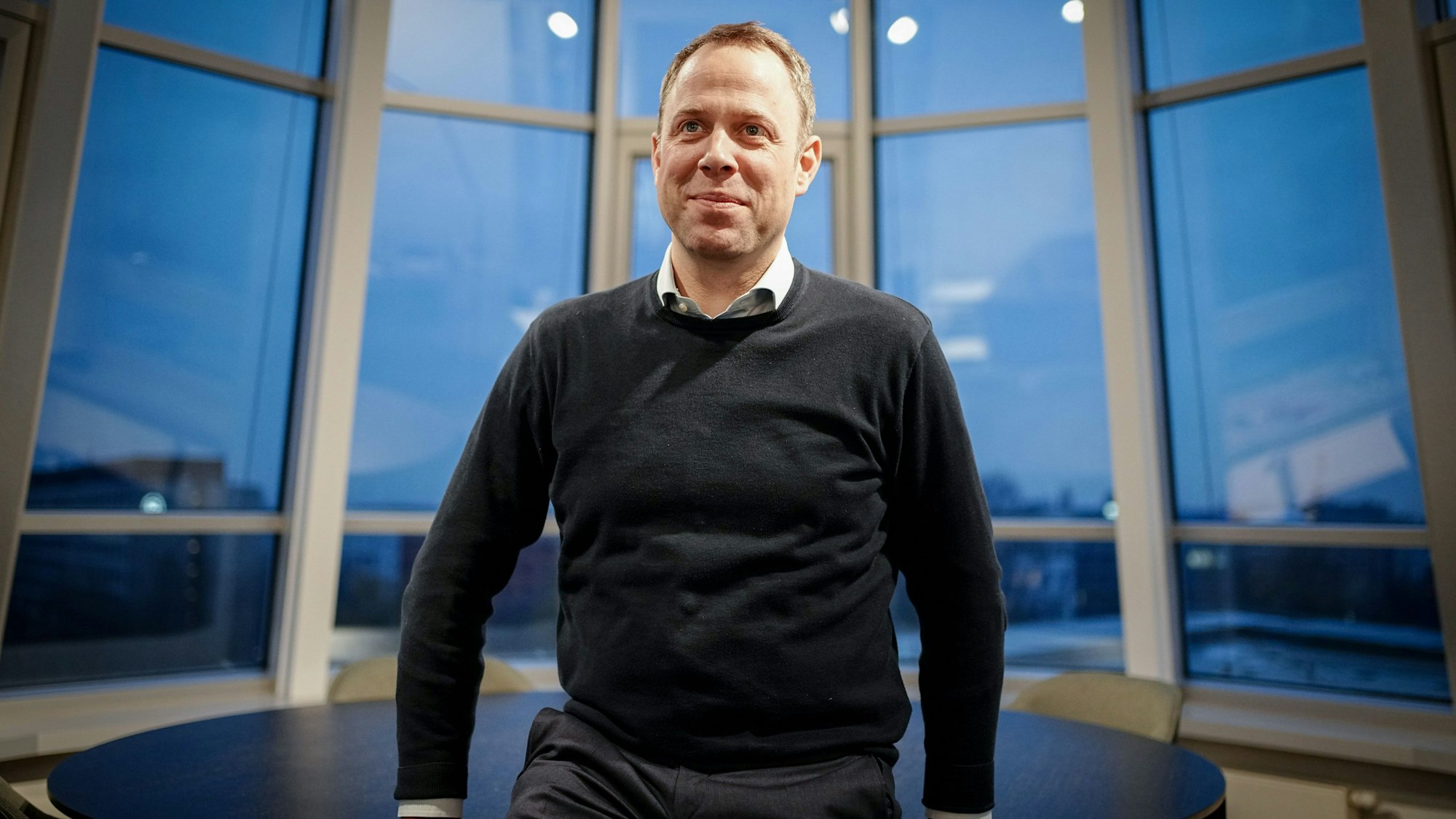 Mario Czaja, CDU-Generalsekretär, sitzt in seinem Büro in der CDU-Zentrale in Berlin.