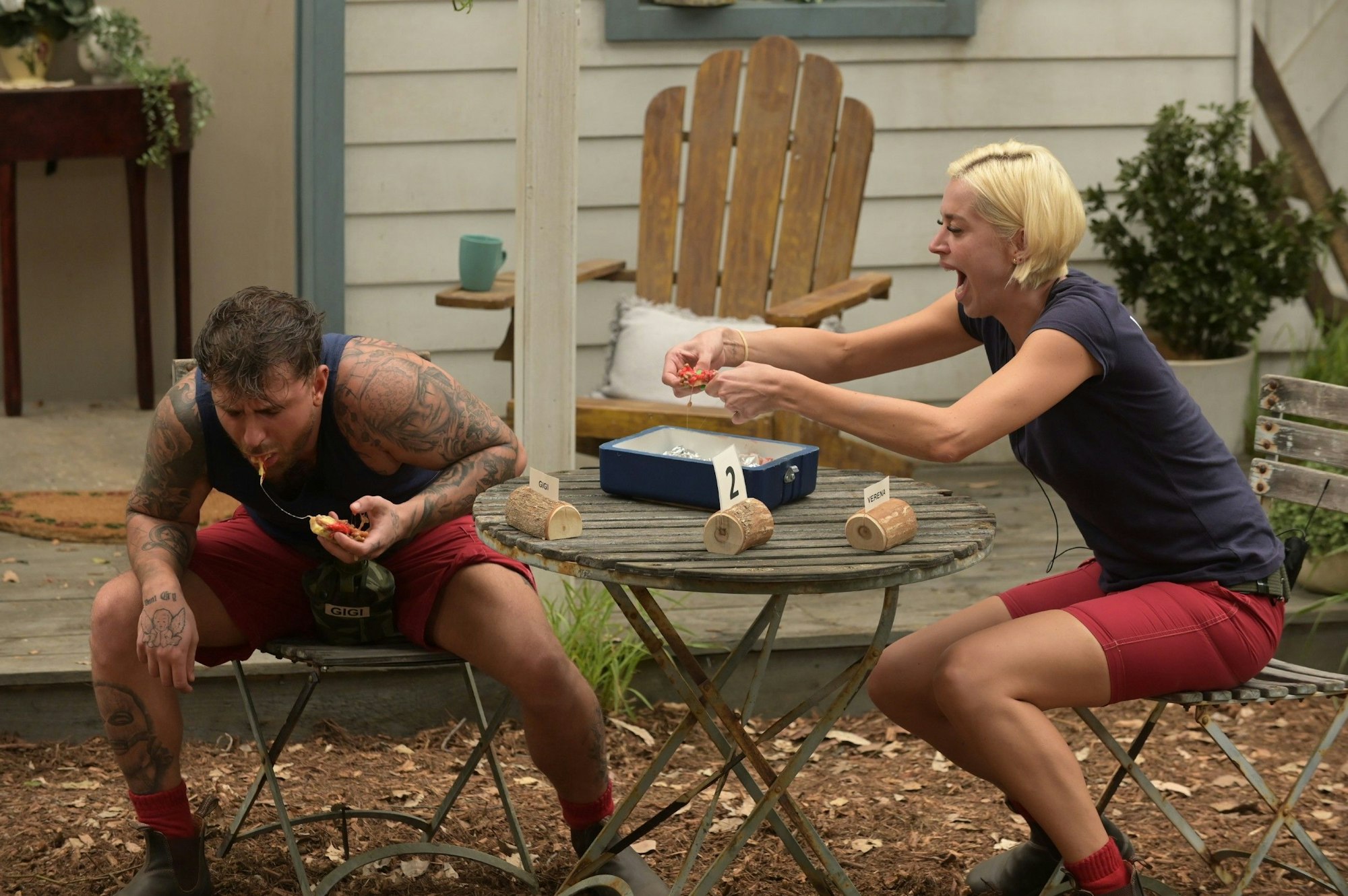 Gigi Birofio und Verena Kerth haben große Probleme, das „Höllumi“ (Kotzfrucht Durian mit Soße aus Stinktofu) im Mund zu behalten.