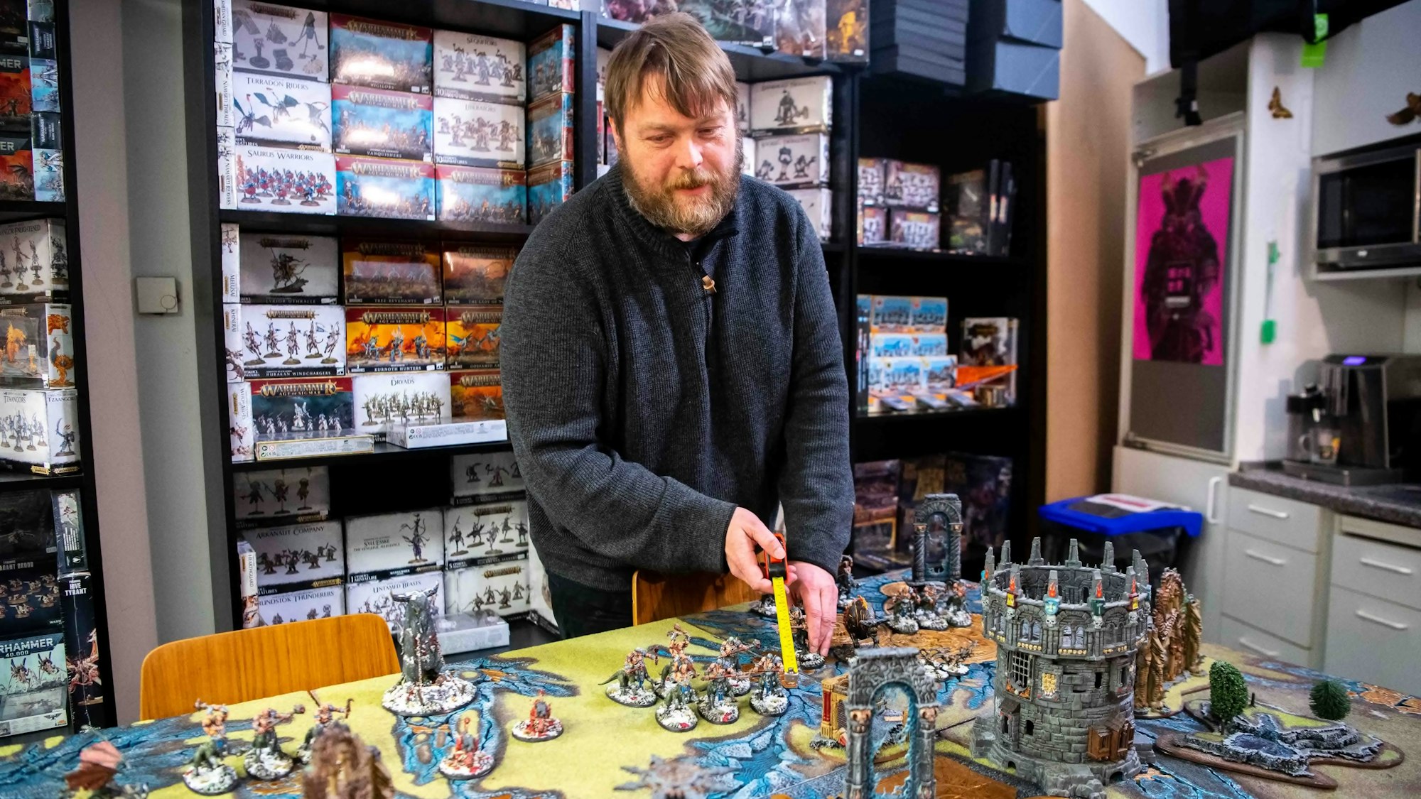 Im Fantasy Store in Euskirchen wird gezockt. Magic, Pokemon oder Table Top. Der Besitzer des Ladens hat Karten im Wert eines Sechstelligen Euro-Betrags.