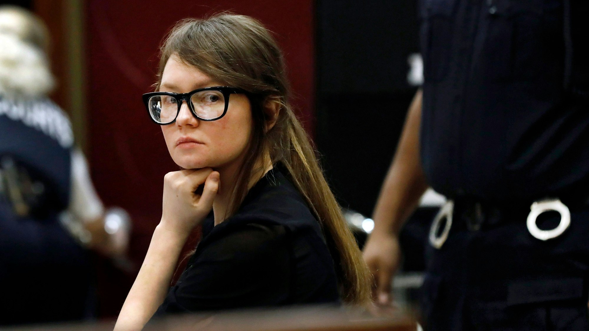 Anna Sorokin blickt über ihre Schulter.