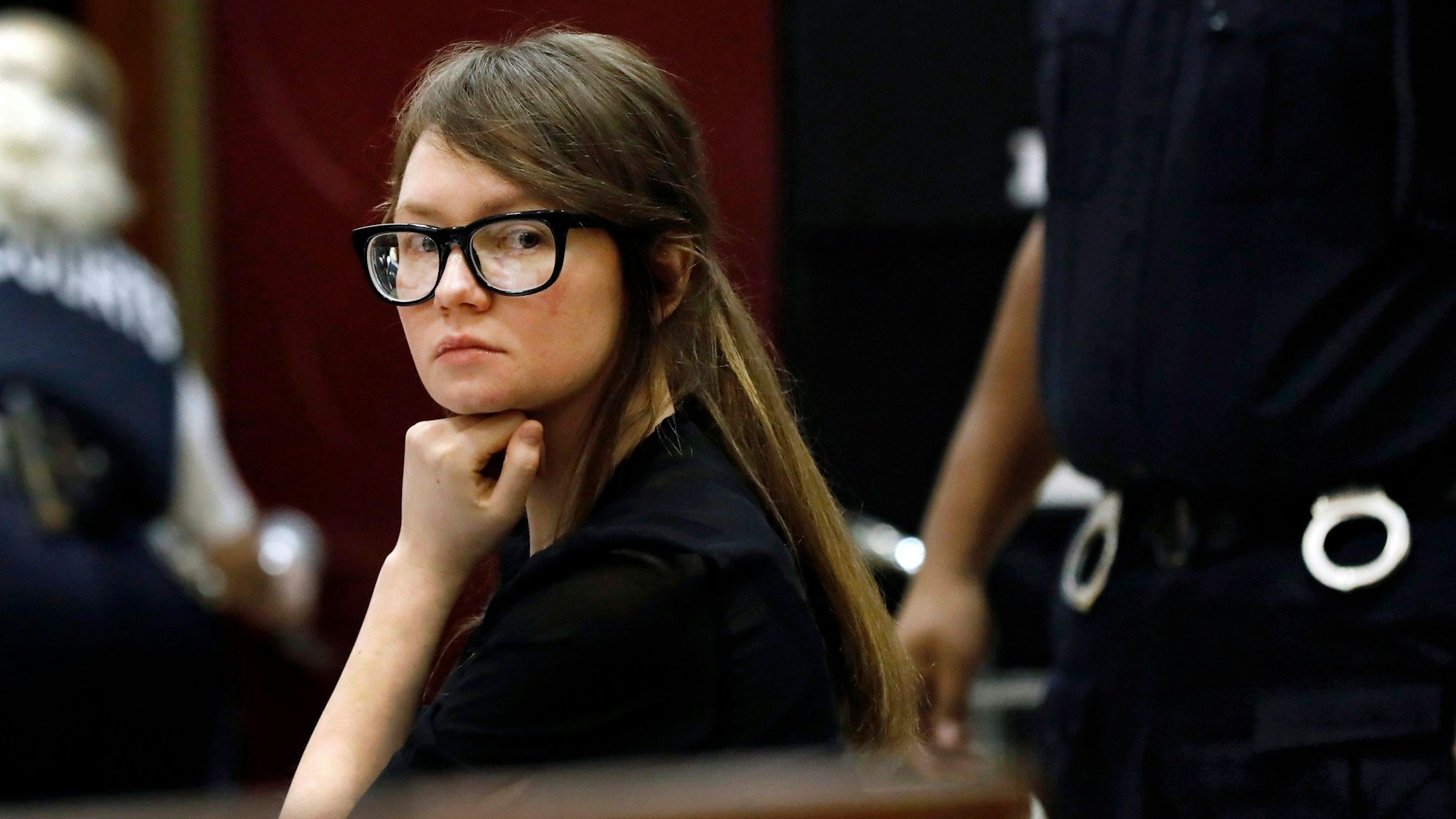 Anna Sorokin sitzt während der Gerichtsverhandlungen auf der Anklagebank.