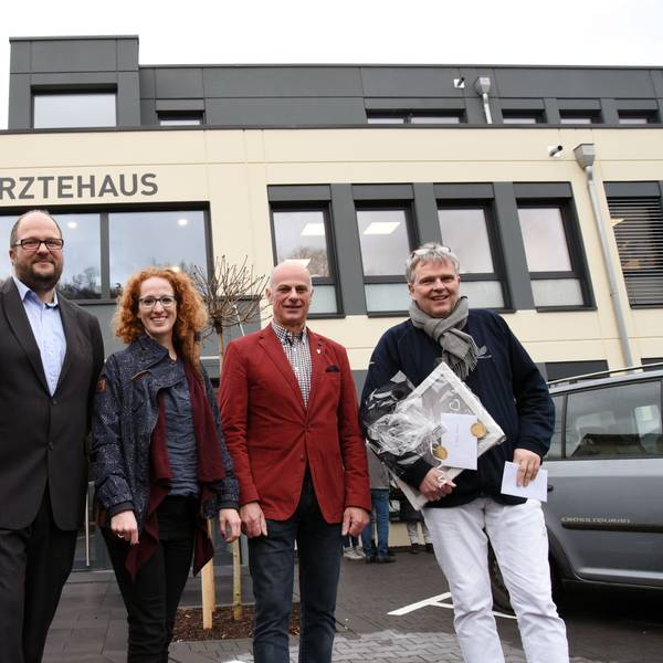 Die Ärzte, die Ärztin und der Architekt stehen vor dem neuen Ärztehaus am Lepperhammer in Engelskirchen.