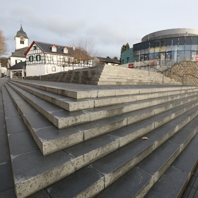 Oberhalb einer grauen Stufenanlage steht das ovale Gebäude des ehemaligen Sealife-Aquariums.