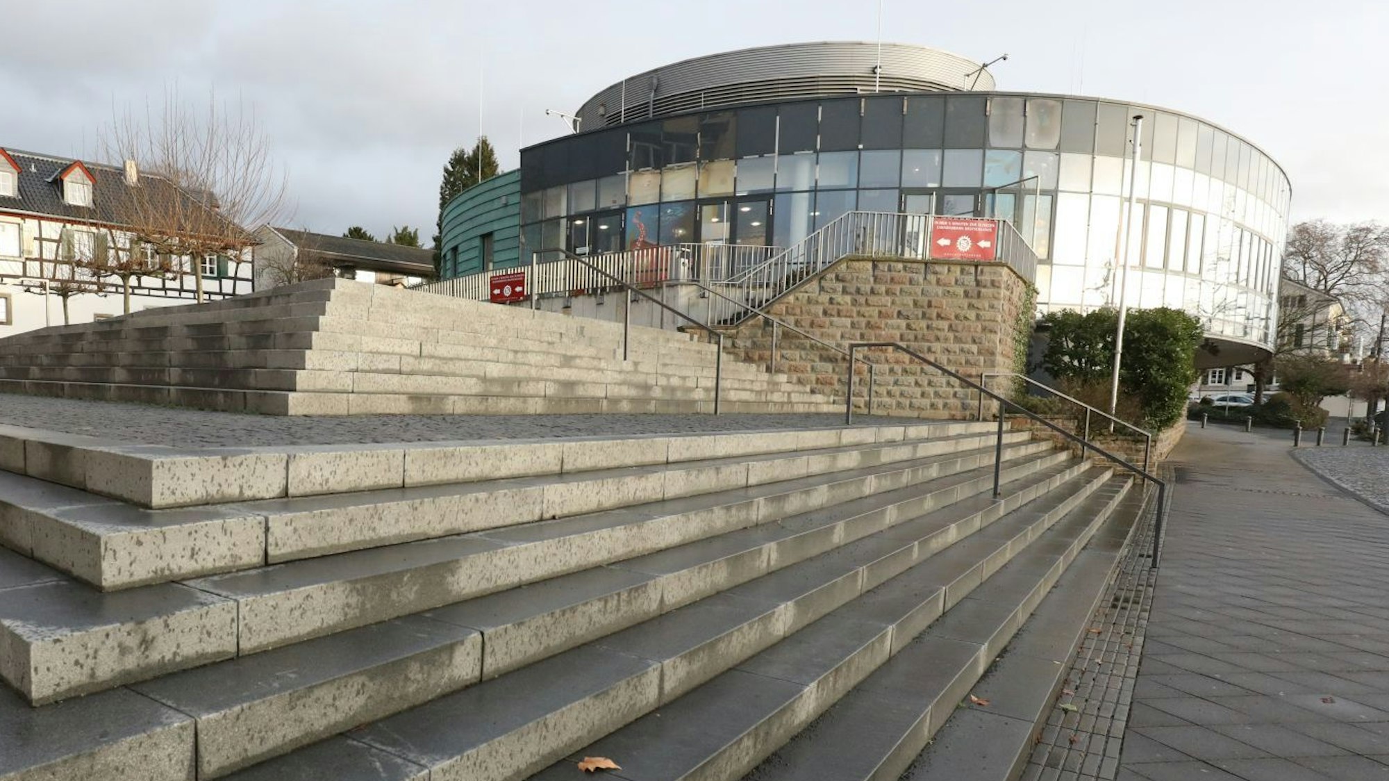Oberhalb einer grauen Stufenanlage steht das ovale Gebäude des ehemaligen Sealife-Aquariums.