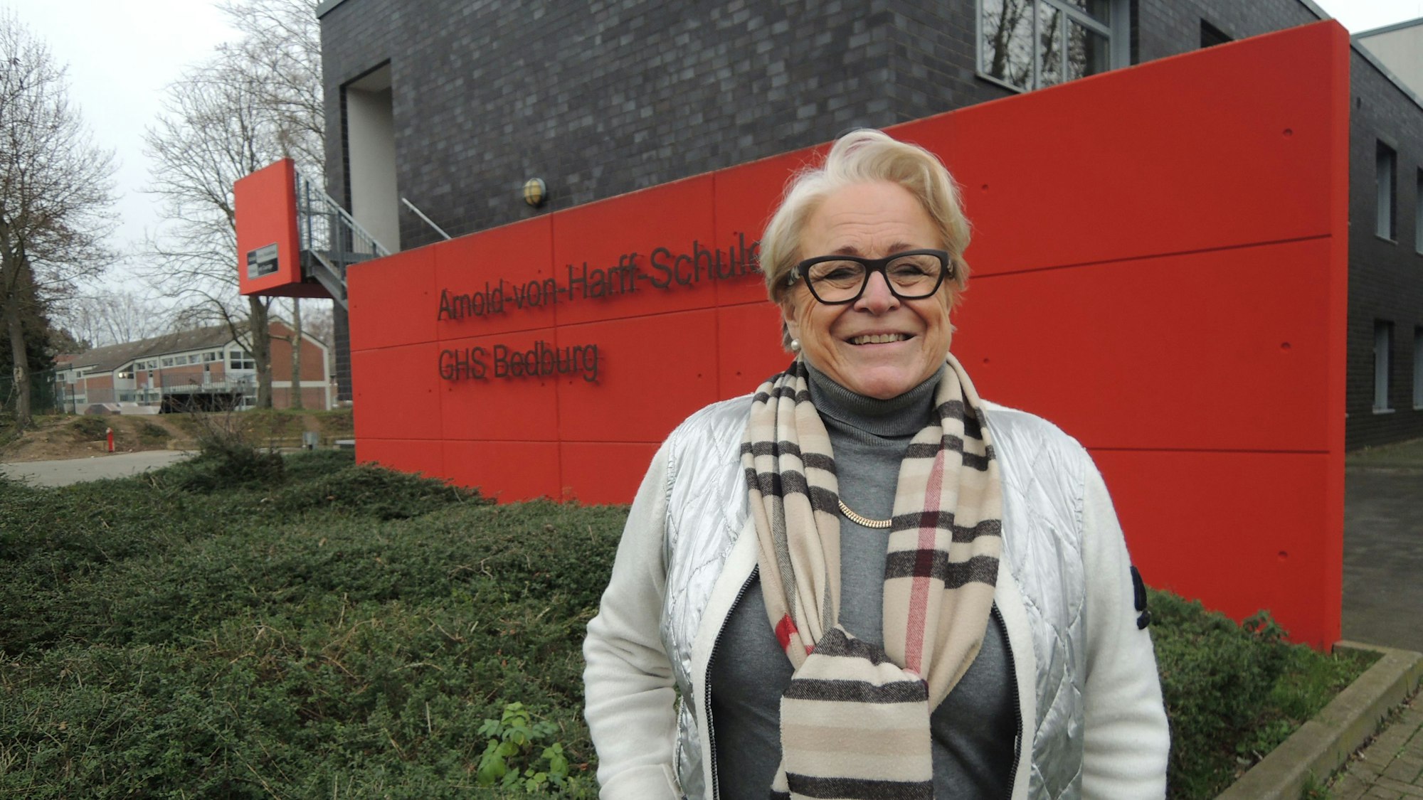 Mathilde Ehlen vor der Bedburger Hauptschule.