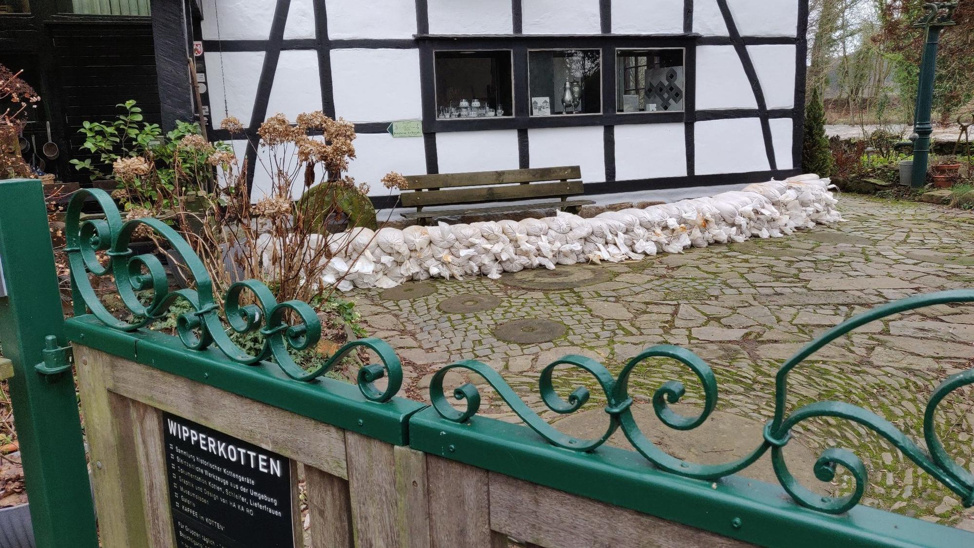 Sandsäcke liegen vor dem Wipperkotten.