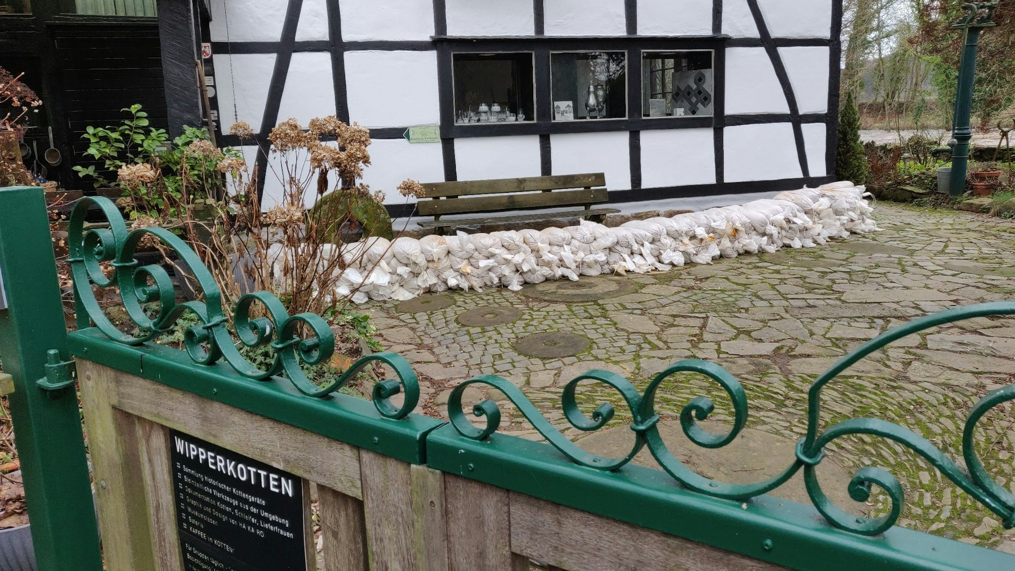 Sandsäcke liegen vor dem Wipperkotten.