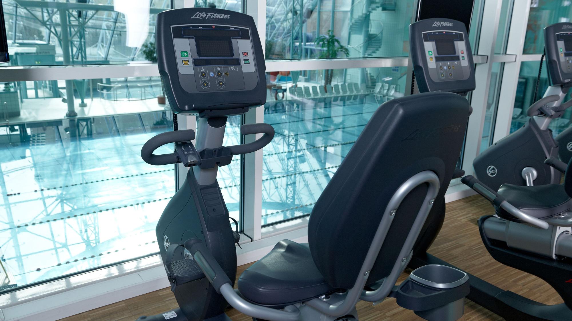Blick vom Fitnessstudio ins Agrippabad.