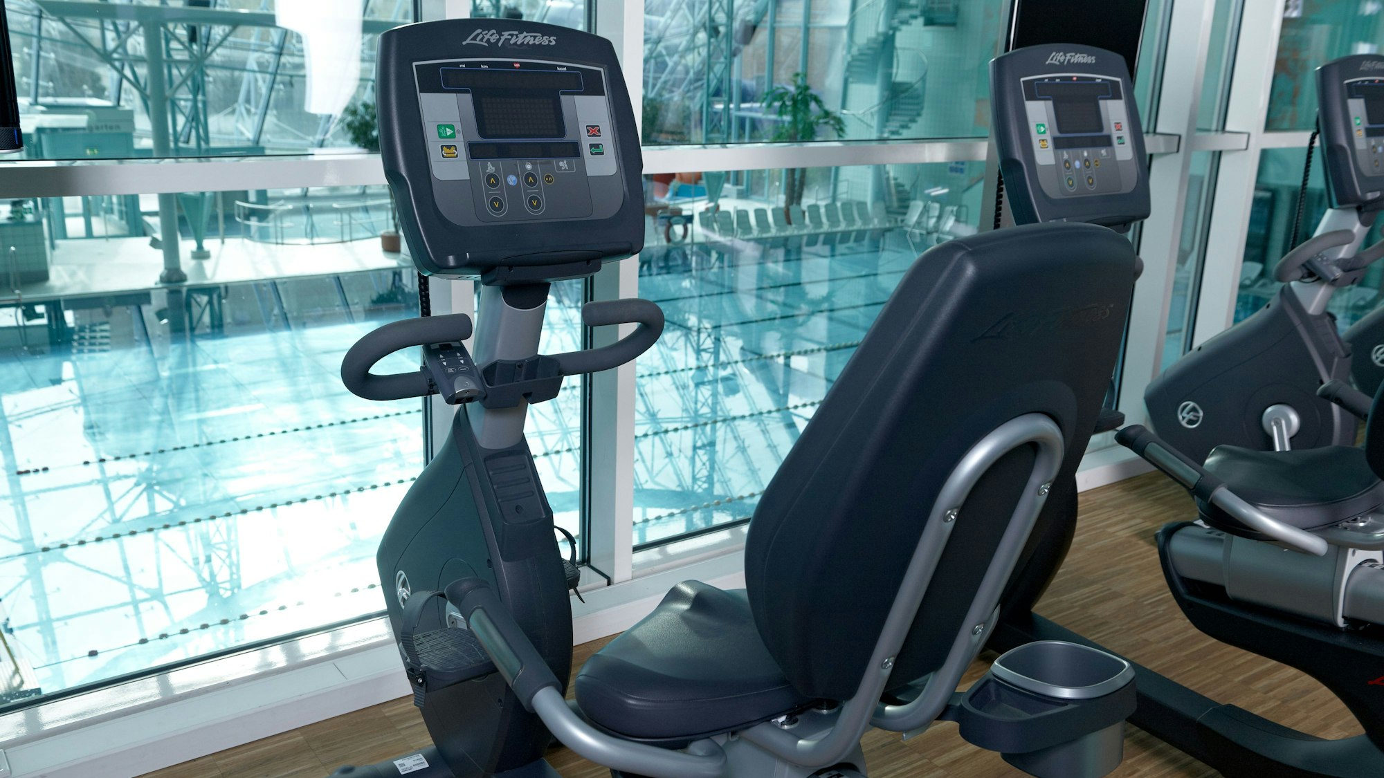 Blick vom Fitnessstudio ins Agrippabad.