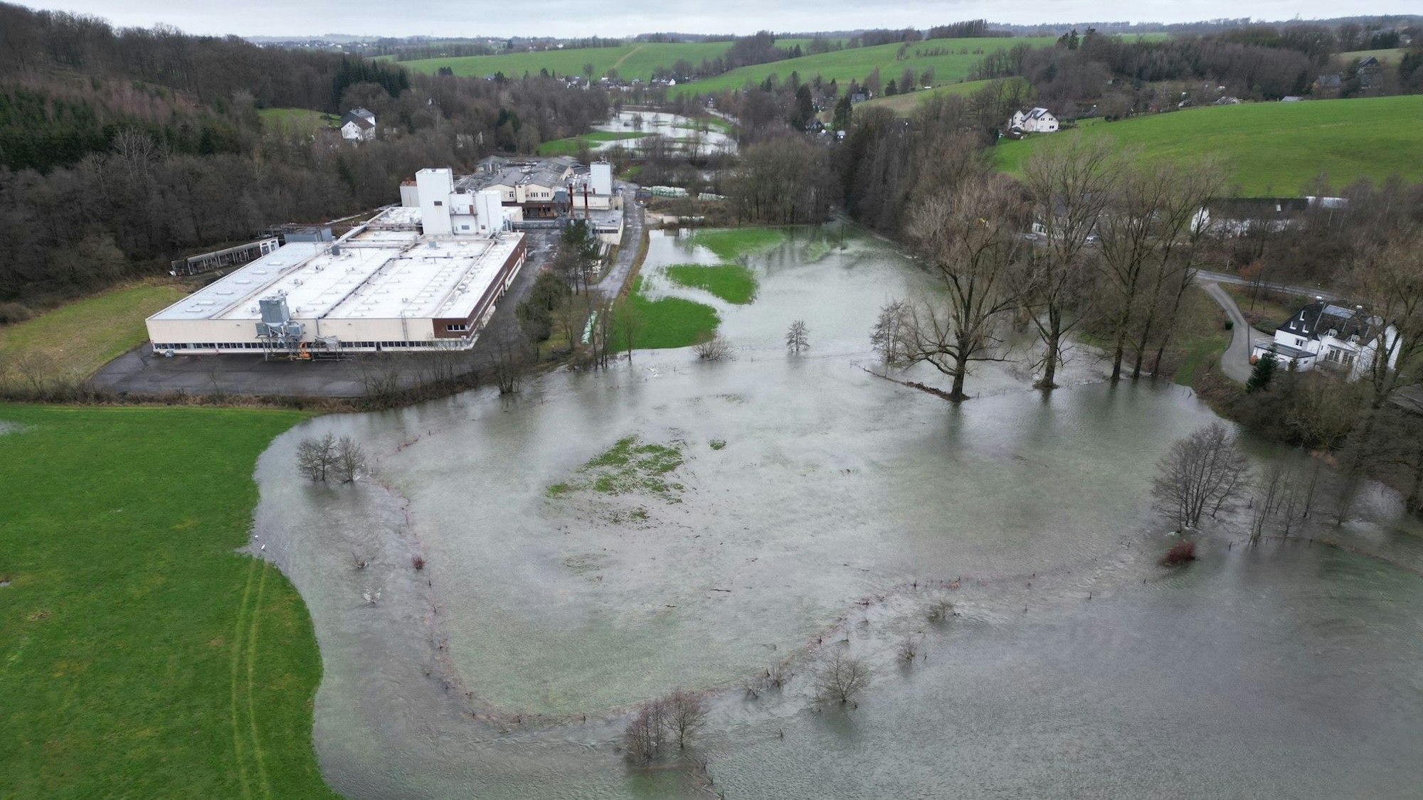 Die Wupperauen, wie hier bei Egerpohl im Januar 2023, gleichen auf weiten Strecken einer Seenlandschaft. Aktuell ist Wipperfürth und Lindlar von heftigen Regenfällen und Überschwemmungen betroffen.