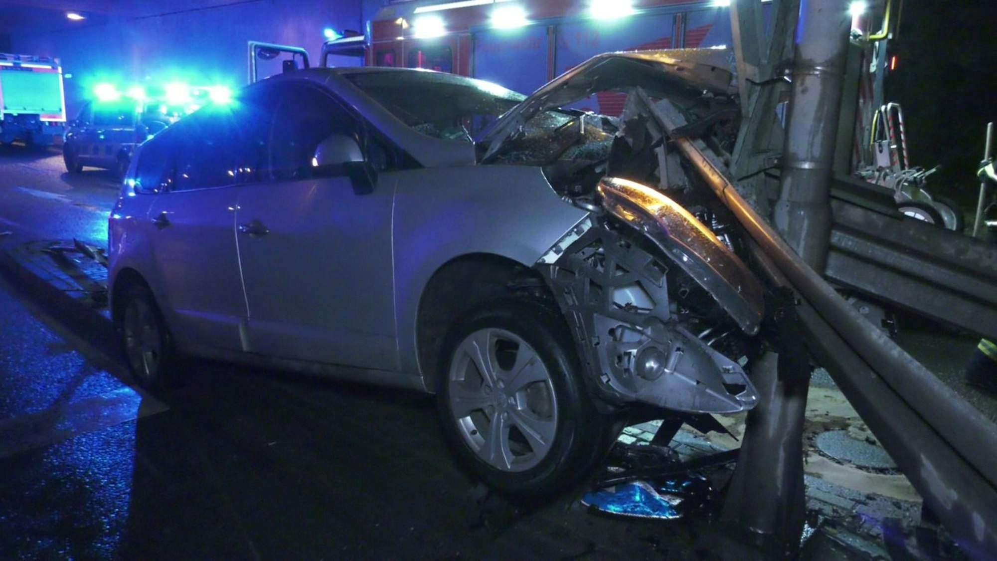 Ein frontal stark beschädigter Pkw auf der Geestemünder Straße in Köln-Niehl.