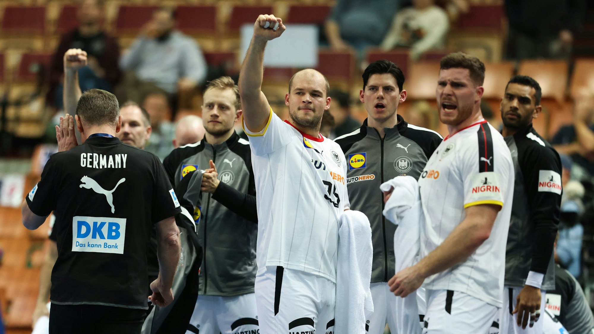 Polen, Kattowitz: Handball: WM, Deutschland - Katar, Vorrunde, Gruppe E, 1. Spieltag, Deutschlands Paul Drux (M) gestikuliert während der Partie.