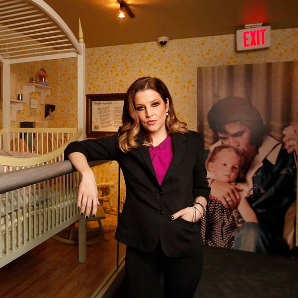 Lisa Marie Presley steht 2012 neben ihrem Kinderbett, das in Graceland ausgestellt war.