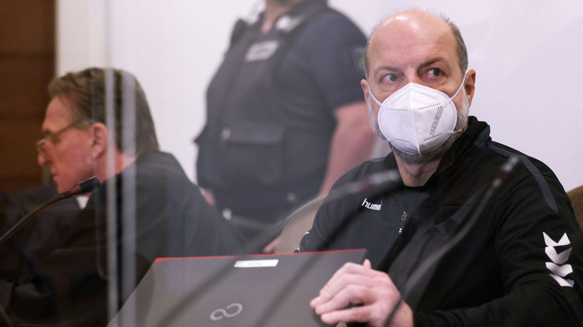 Der Angeklagte Thomas Drach sitzt im Landgericht neben seinem Anwalt Andreas Kerkhof bei der Fortsetzung des Prozesses.