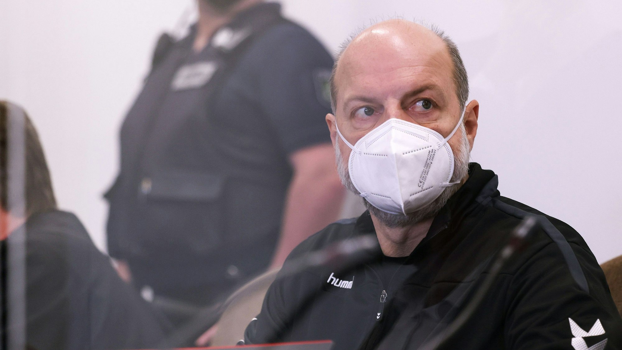 Thomas Drach sitzt im Landgericht neben seinem Anwalt Andreas Kerkhof.