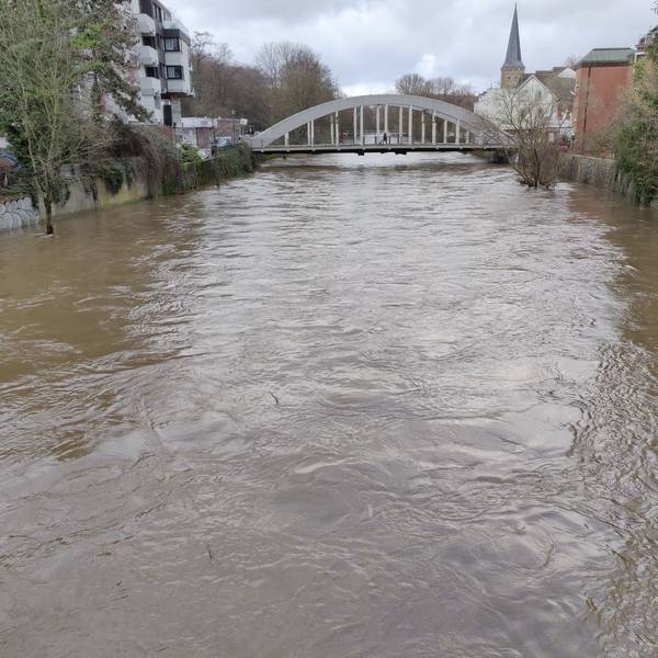 Die Wupper fließt mit hohem Wasserstand, mit nur circa einem Meter Abstand zur Unterseite der Marly-Brücke, durch Leichlingen.