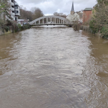 Die Wupper fließt mit hohem Wasserstand, mit nur circa einem Meter Abstand zur Unterseite der Marly-Brücke, durch Leichlingen.