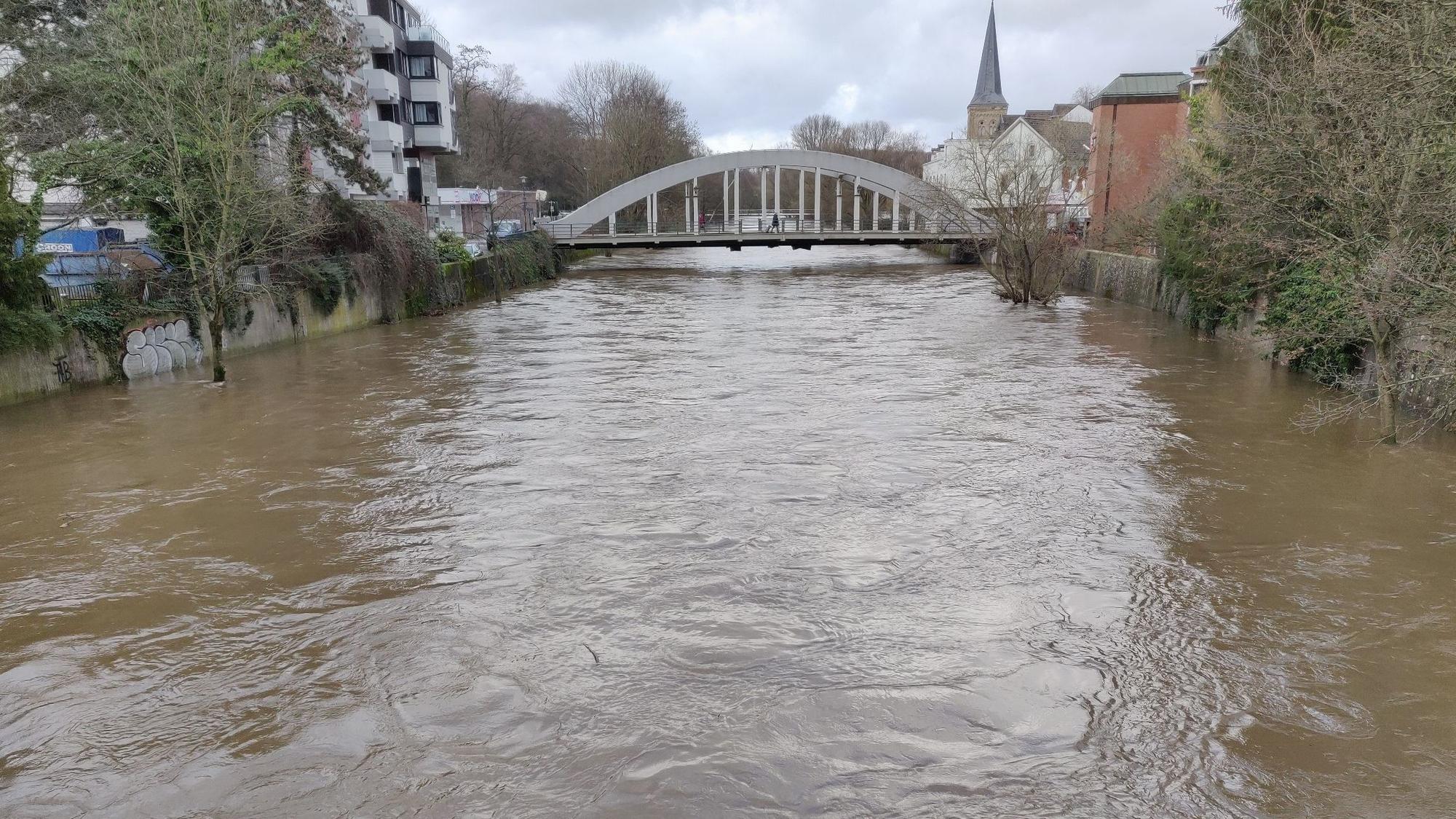 Die Wupper ist zu einem breiten Strom angeschwollen und hat die Bankette zwischen den Brücken in der Leichlinger Innenstadt überspült.