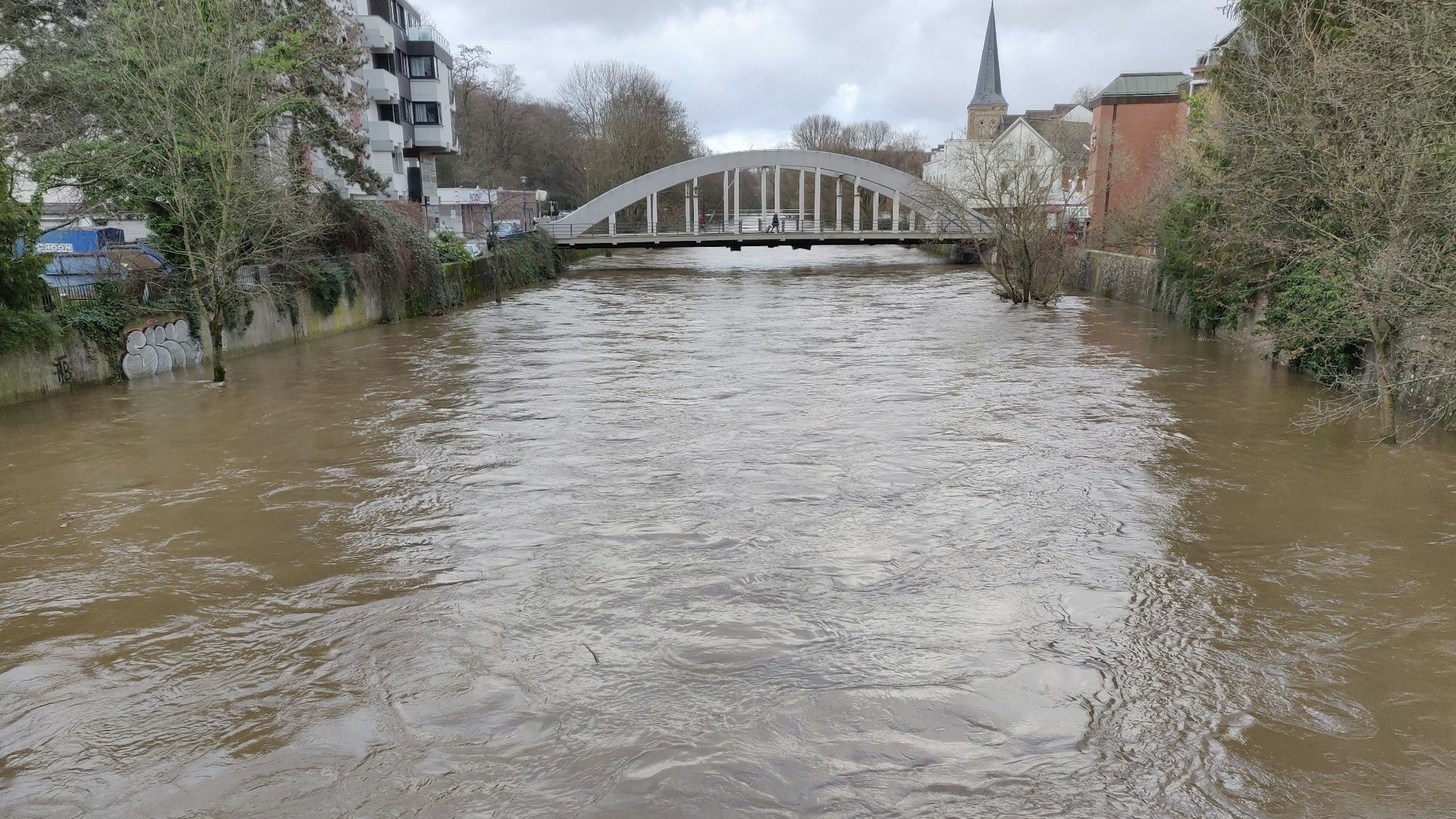 Die Wupper ist zu einem breiten Strom angeschwollen und hat die Bankette zwischen den Brücken in der Leichlinger Innenstadt überspült.