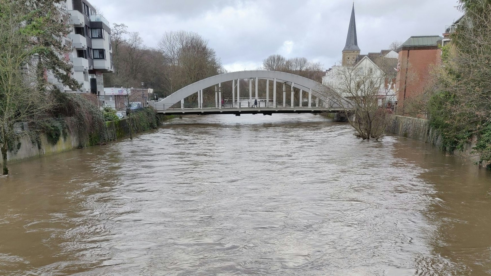 Die Wupper fließt mit hohem Wasserstand, mit nur circa einem Meter Abstand zur Unterseite der Marly-Brücke, durch Leichlingen.