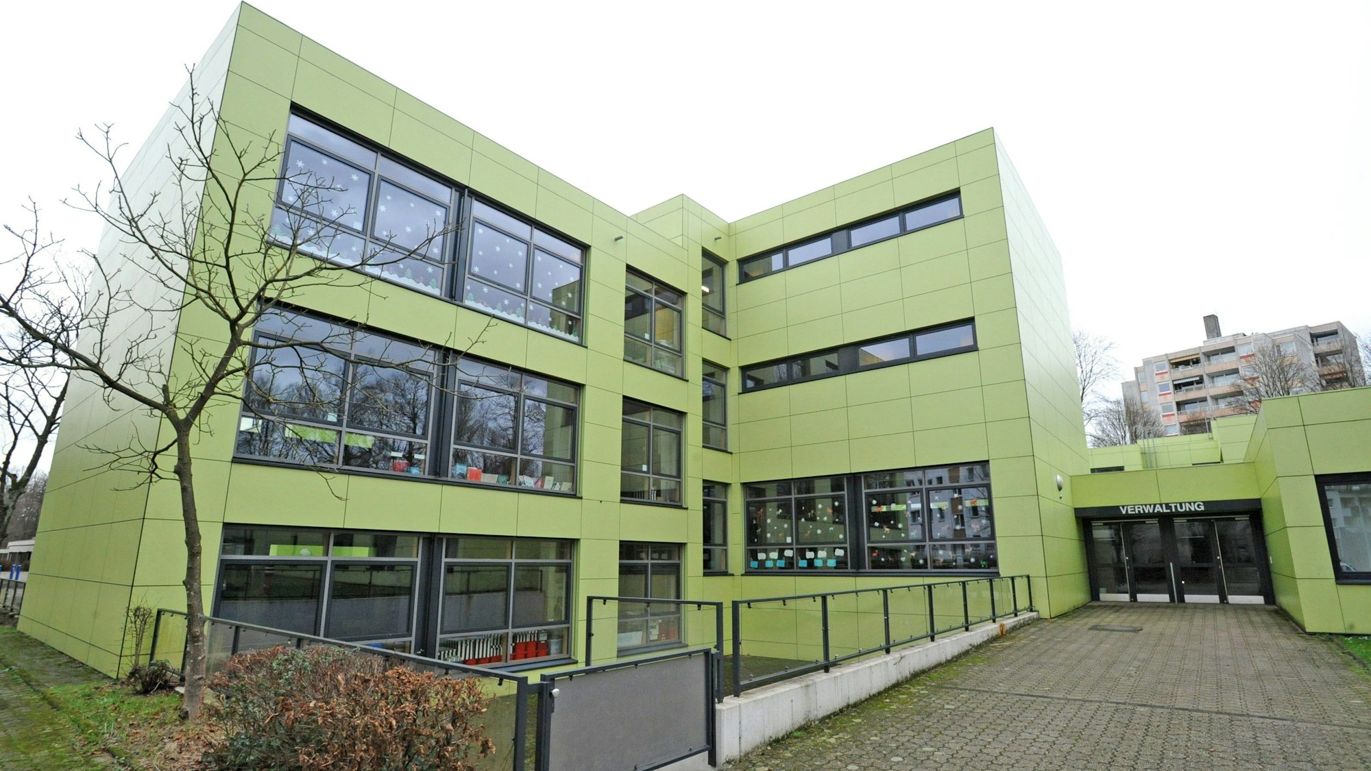 Außenansicht des grünen Gebäudes der GGS Heinrich-Lübke-Straße