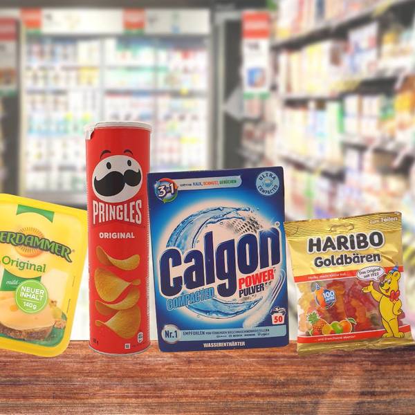 Produkte, die für die Mogelpackung des Jahres nominiert sind vor einem Supermarkt-Gang.