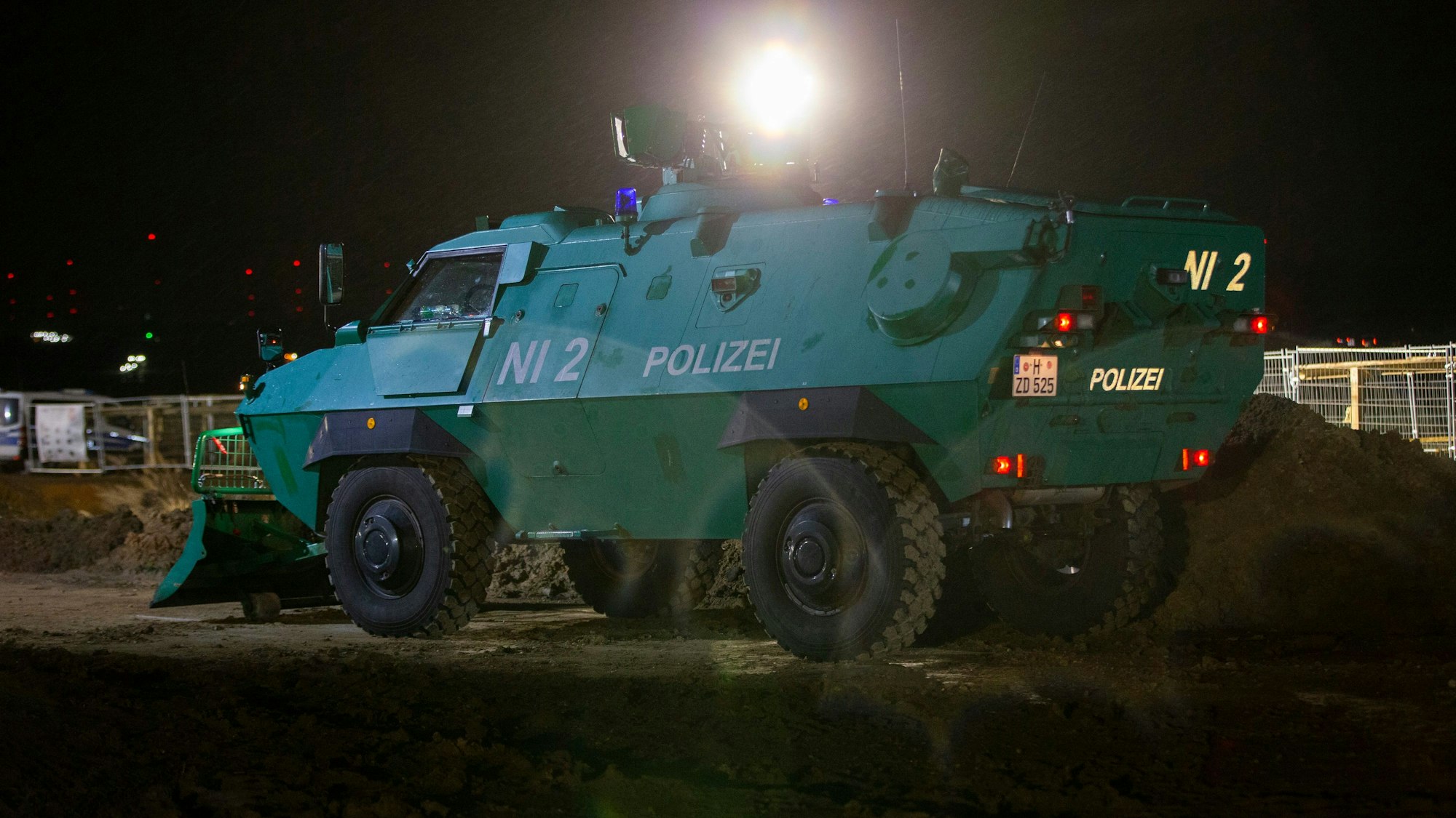 Ein gepanzertes Räumfahrzeug der Polizei steht auf dem Gelände bei Lützerath bereit. Der Energiekonzern RWE will die unter Lützerath liegende Kohle abbaggern - dafür soll der Weiler auf dem Gebiet der Stadt Erkelenz am Braunkohletagebau Garzweiler II abgerissen werden. Der Energiekonzern RWE will die unter Lützerath liegende Kohle abbaggern - dafür soll der Weiler auf dem Gebiet der Stadt Erkelenz am Braunkohletagebau Garzweiler II abgerissen werden.