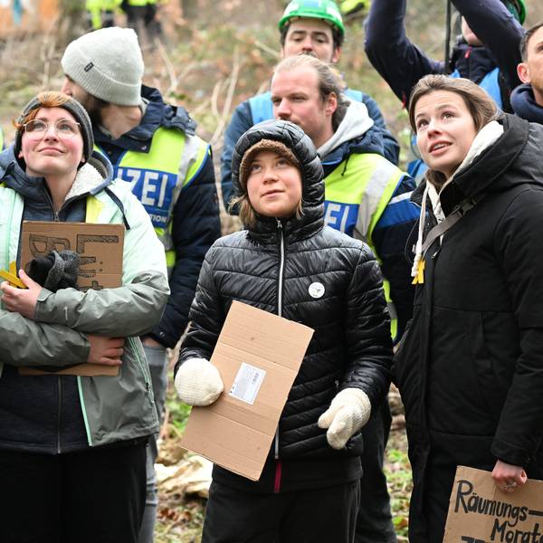 Luisa Neubauer und Greta Thunberg protestieren im von Klimaaktivisten besetzten Braunkohleort Lützerath.