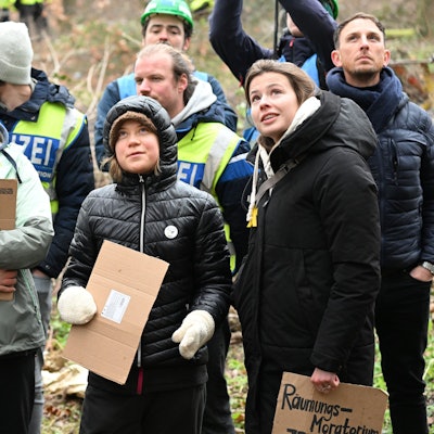 Luisa Neubauer und Greta Thunberg protestieren im von Klimaaktivisten besetzten Braunkohleort Lützerath.