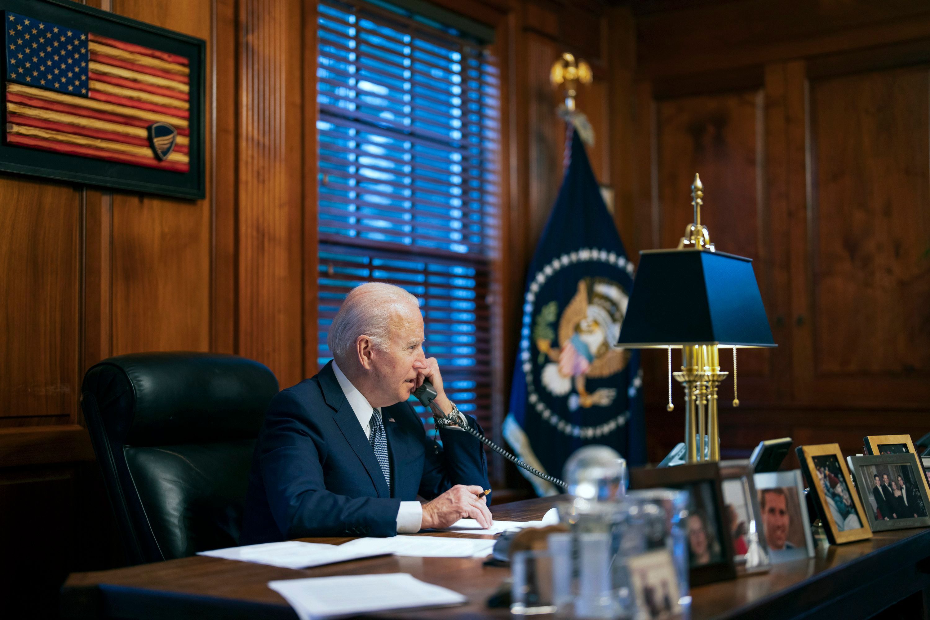 Präsident Joe Biden telefoniert in seinem Privathaus in Wilmington.