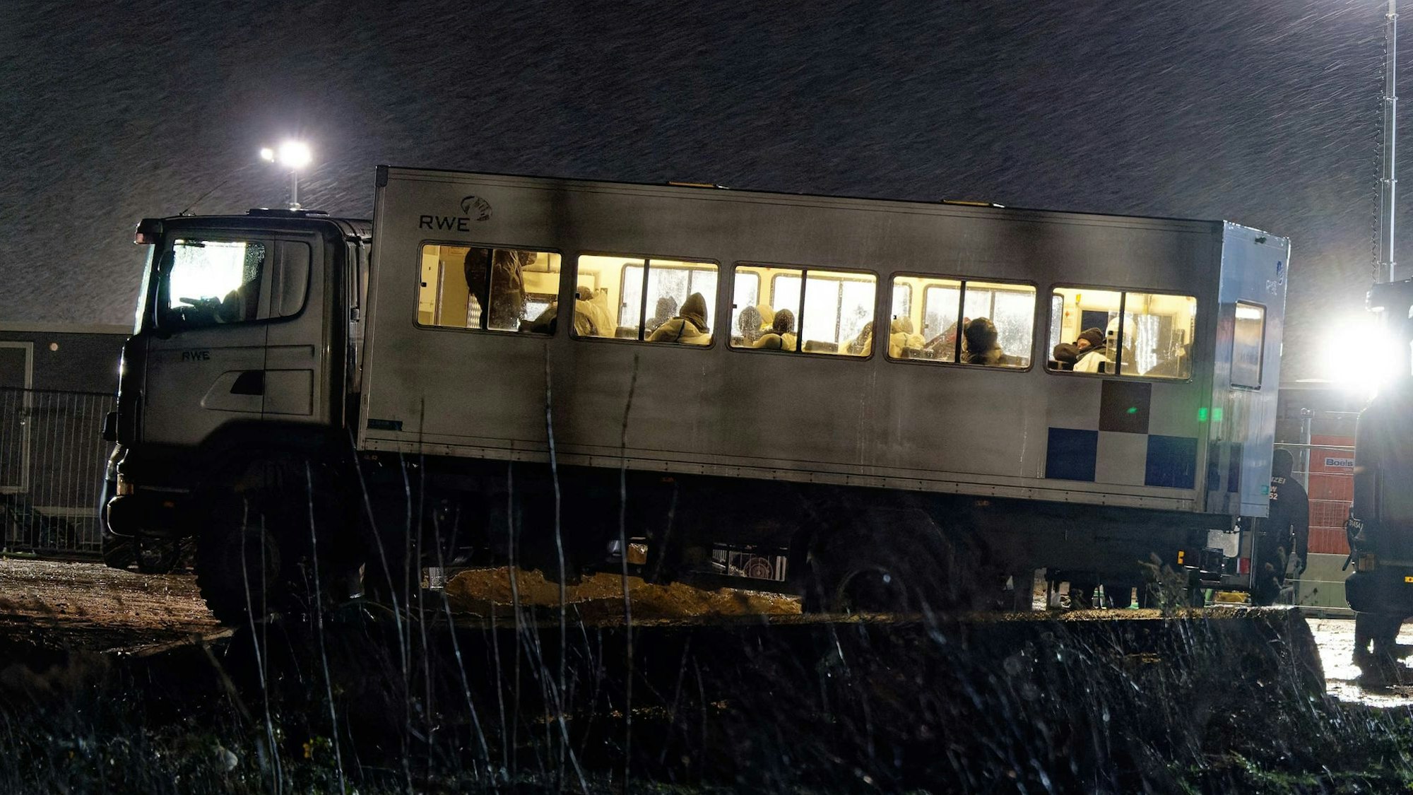 Von der Polizei aus Lützerath geräumte Klimaaktivisten sitzen am zweiten Tag der Räumung im von Klimaaktivisten besetzten Braunkohleort Lützerath in RWE-Bussen.