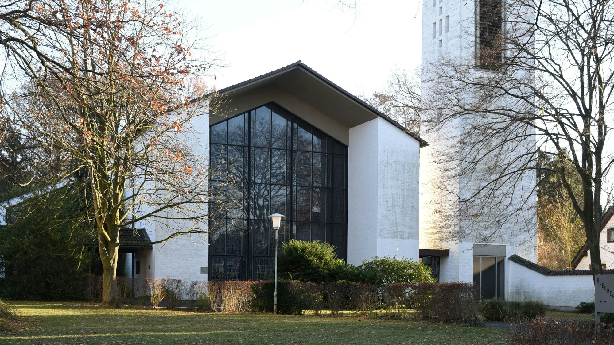 Die Kirche St. Maria Königin in Bergisch Gladbach-Frankenforst.
