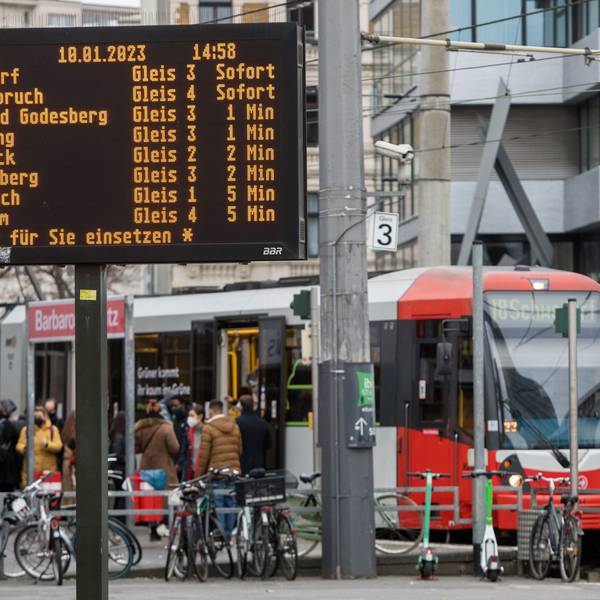 Die Kölner Verkehrsbetriebe (KVB) an der
Haltestelle Barbarossaplatz.