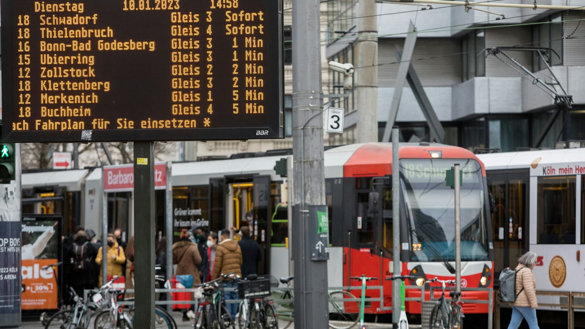 Èine Bahn der Kölner Verkehrsbetriebe steht am Barbarossaplatz.