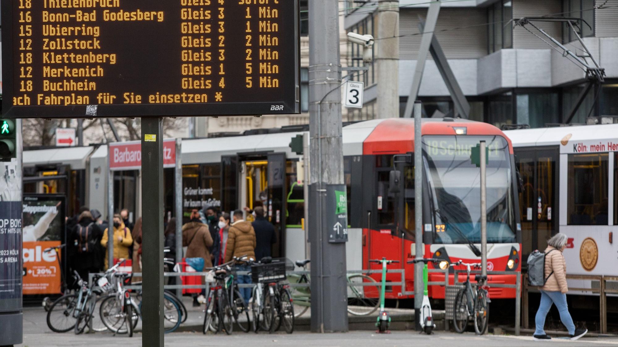 10.01.2023, Köln: Die Kölner Verkehrsbetriebe (KVB).
Haltestelle Barbarossaplatz.
Foto: Michael Bause