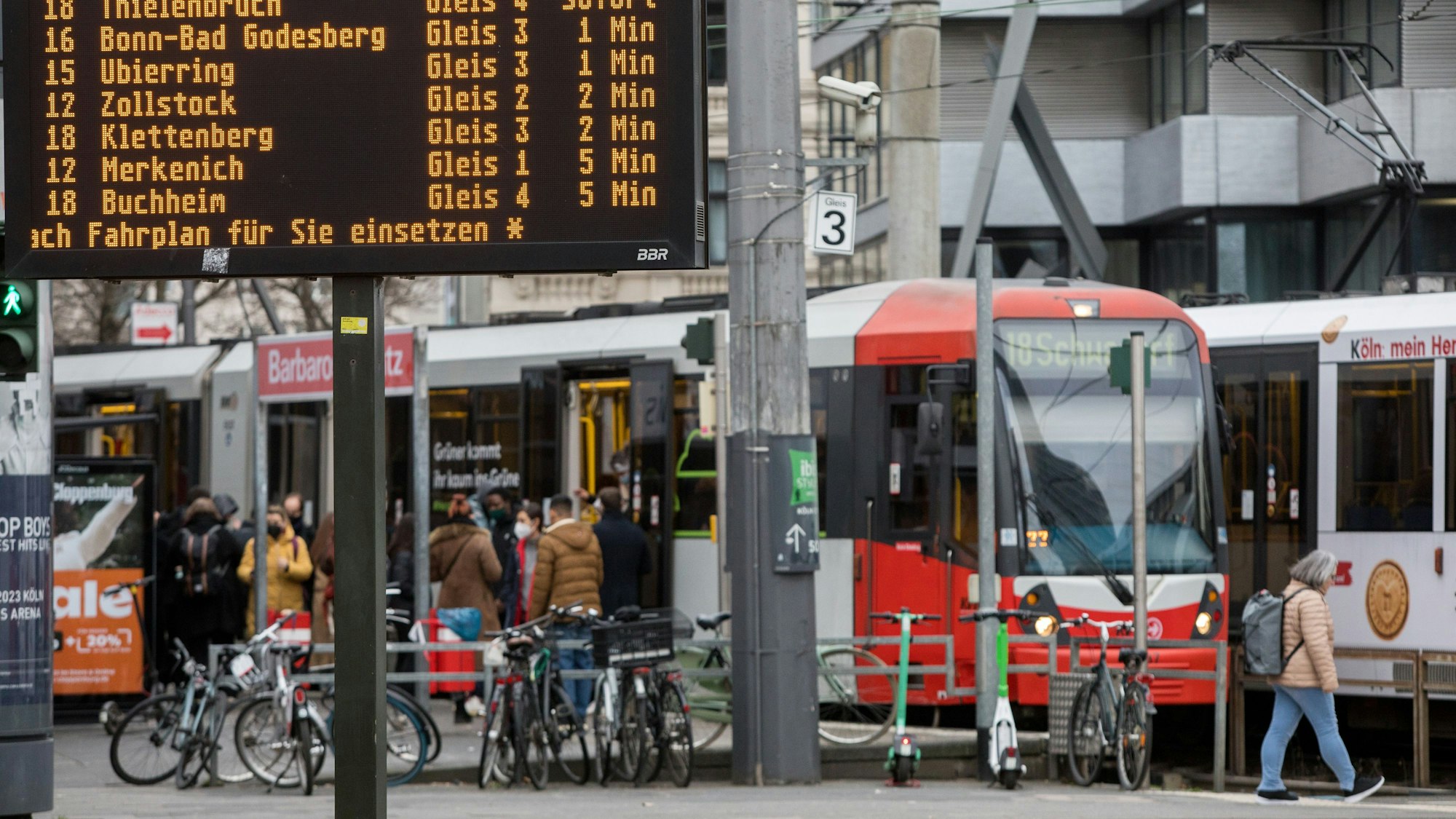 Die Kölner Verkehrsbetriebe (KVB) an der
Haltestelle Barbarossaplatz.